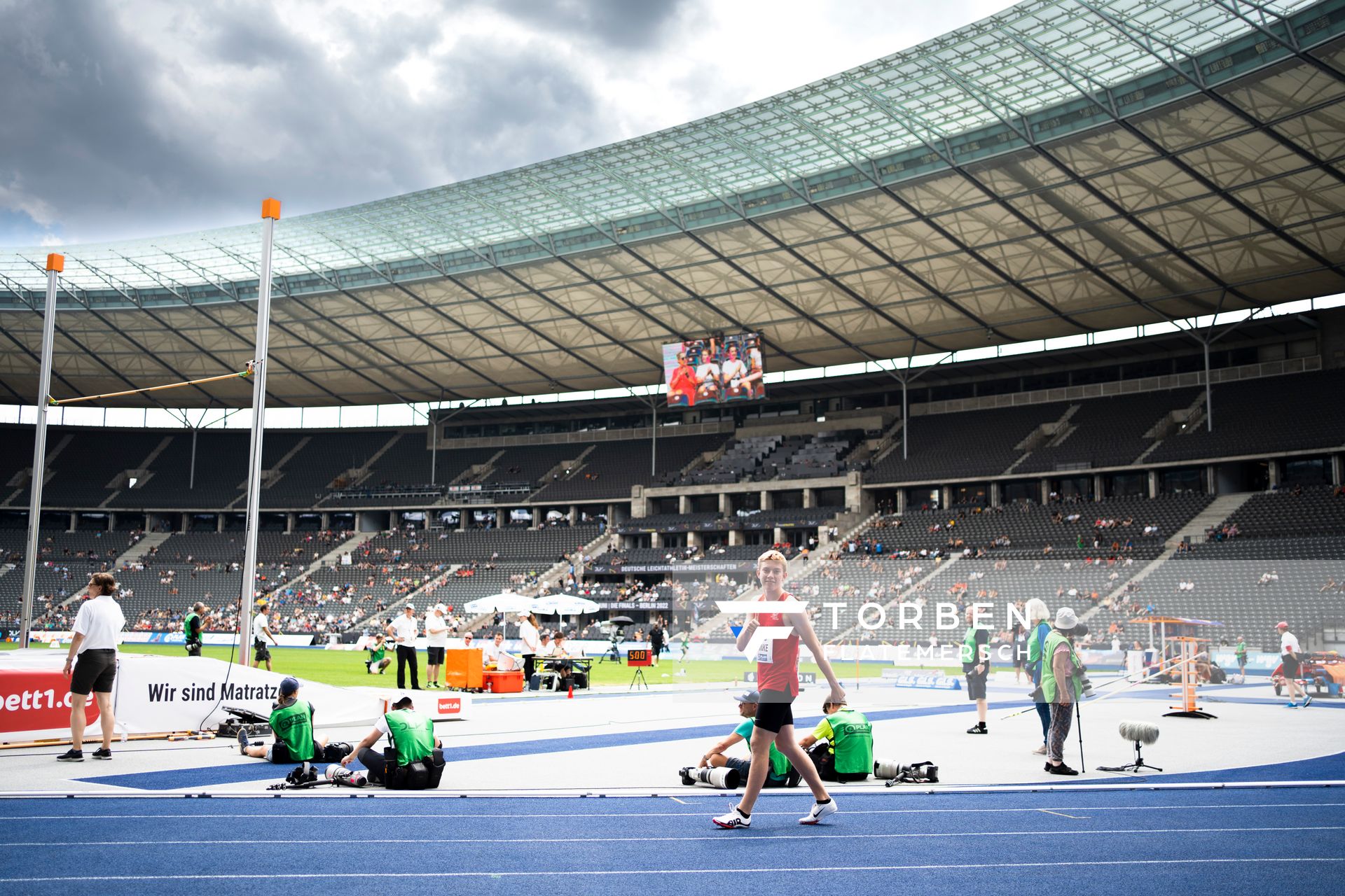 Thorben Finke (SV Sigiltra Soegel) ueber 200m waehrend der deutschen Leichtathletik-Meisterschaften im Olympiastadion am 26.06.2022 in Berlin